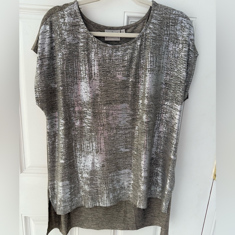 Metallic short sleeve top. Like new condition! Size XL - Picture 4 of 13